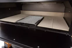 Der Merklinger 1200 Holzofen Standard -Brun Grill Geschaft merklinger holzbackofen grill pizzaofen brotbackofen 1200 vorne tuere auf zoom 2 jpg