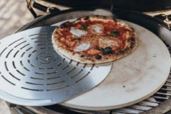 MOESTA-BBQ Pizzaschieber Gelocht 13 MOESTA-BBQ Pizzaschieber Gelocht -Brun Grill Geschaft pizzaschieber blacksteel anwendung 1200x800x72dpi 1