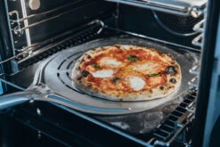 MOESTA-BBQ Pizzaschieber Gelocht 12 MOESTA-BBQ Pizzaschieber Gelocht -Brun Grill Geschaft pizzaschieber blacksteel anwendung 1200x800x72dpi 2