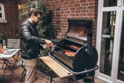 MOESTA-BBQ Sheriff Pelletgrill Inkl. Ablagebrett Bambus Und Halterungen -Brun Grill Geschaft sheriff mit rippchen anwendung 1200x800x72dpi 200 ret